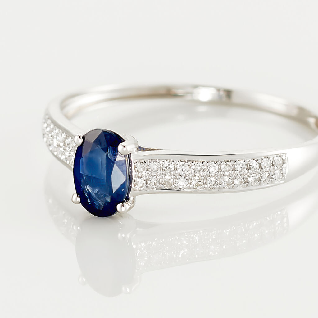 Anillo Santa Bárbara Oro Blanco 18k con Zafiro Azul Ovalado y Diamantes