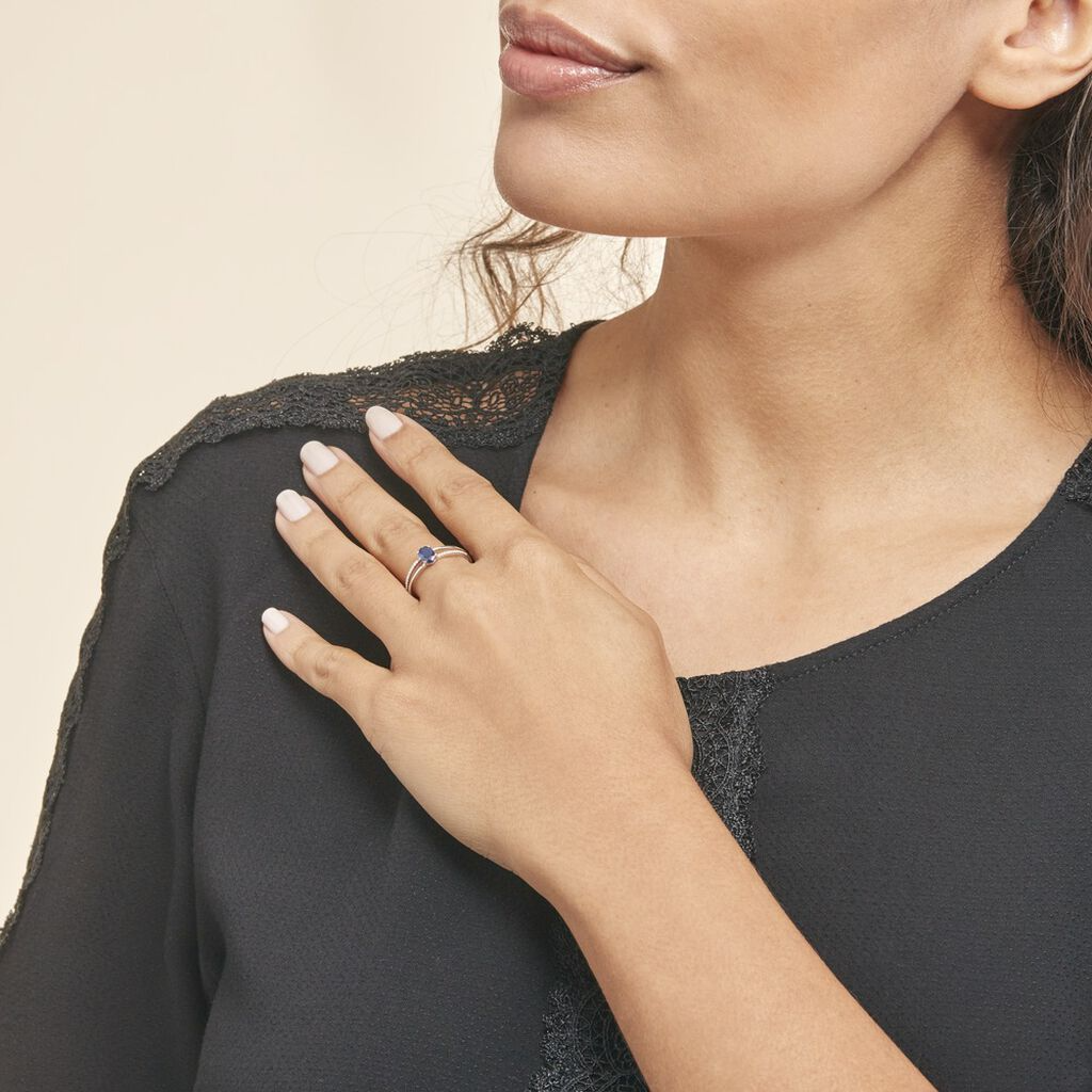 Anillo con zafiro azul en oro blanco 18k - Santiago