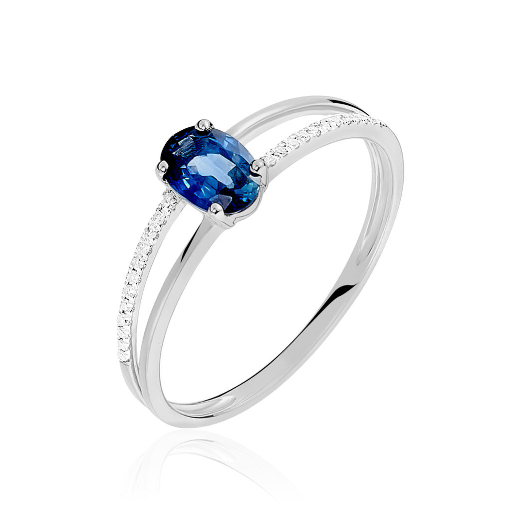 Anillo de Oro Blanco con Zafiro Azul Ovalado y Detalles de Diamantes