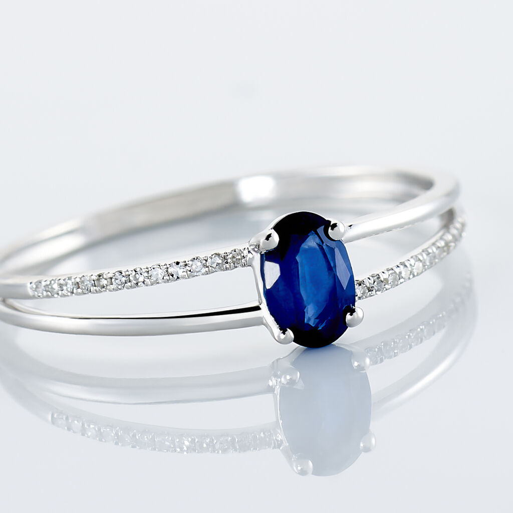 Anillo de Oro Blanco con Zafiro Azul Ovalado y Detalles de Diamantes