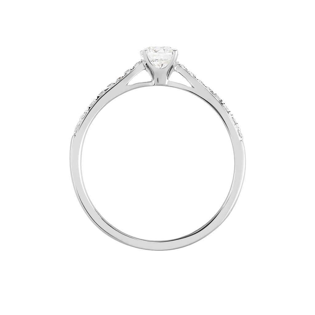 Anillo en Oro Blanco de 18k con Diamante Central y Diamantes Laterales