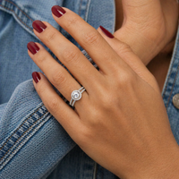 Anillo con halo de diamantes en oro blanco 
