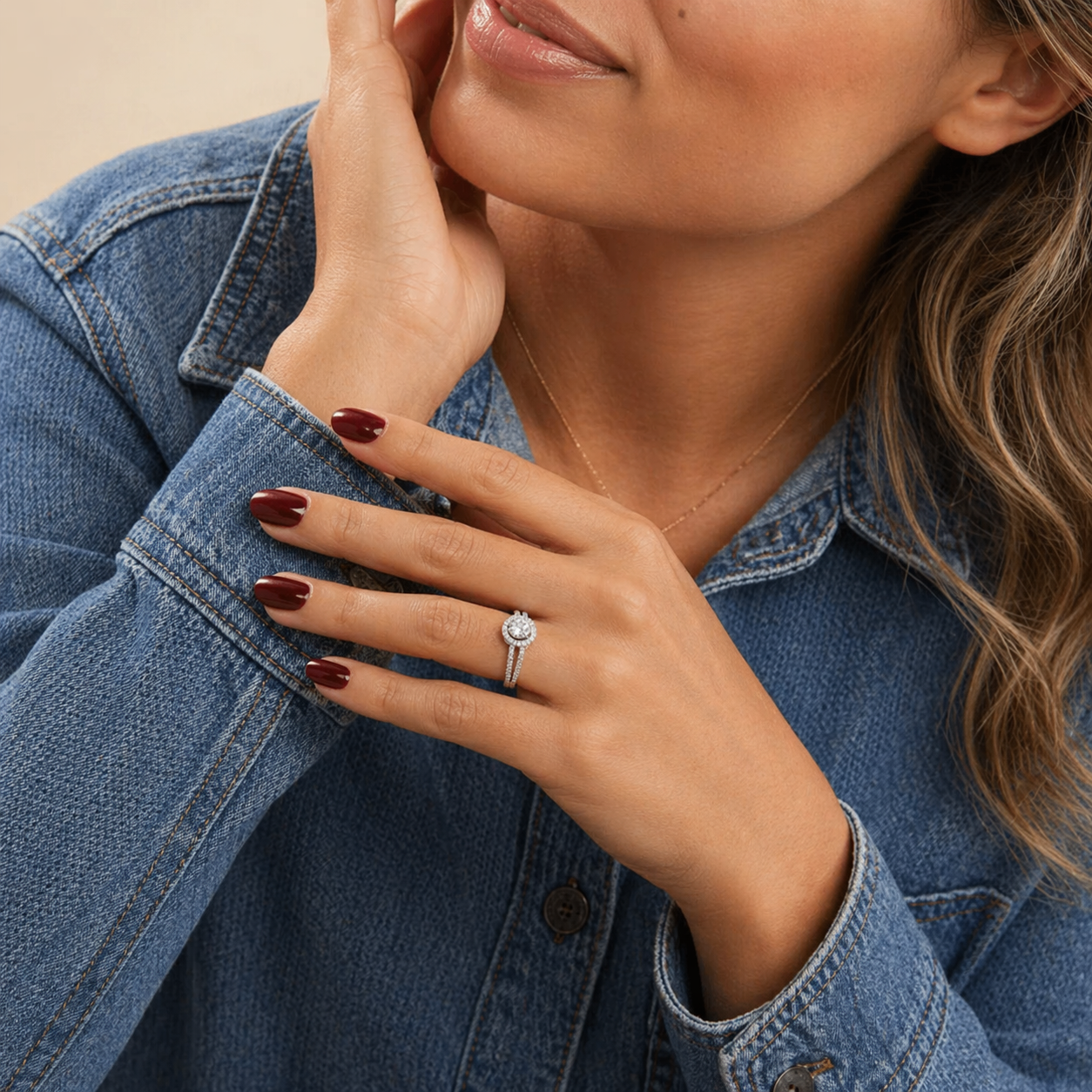 Anillo con halo de diamantes en oro blanco 