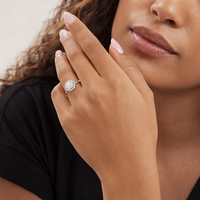 Anillo de oro blanco con diamantes engaste pavé