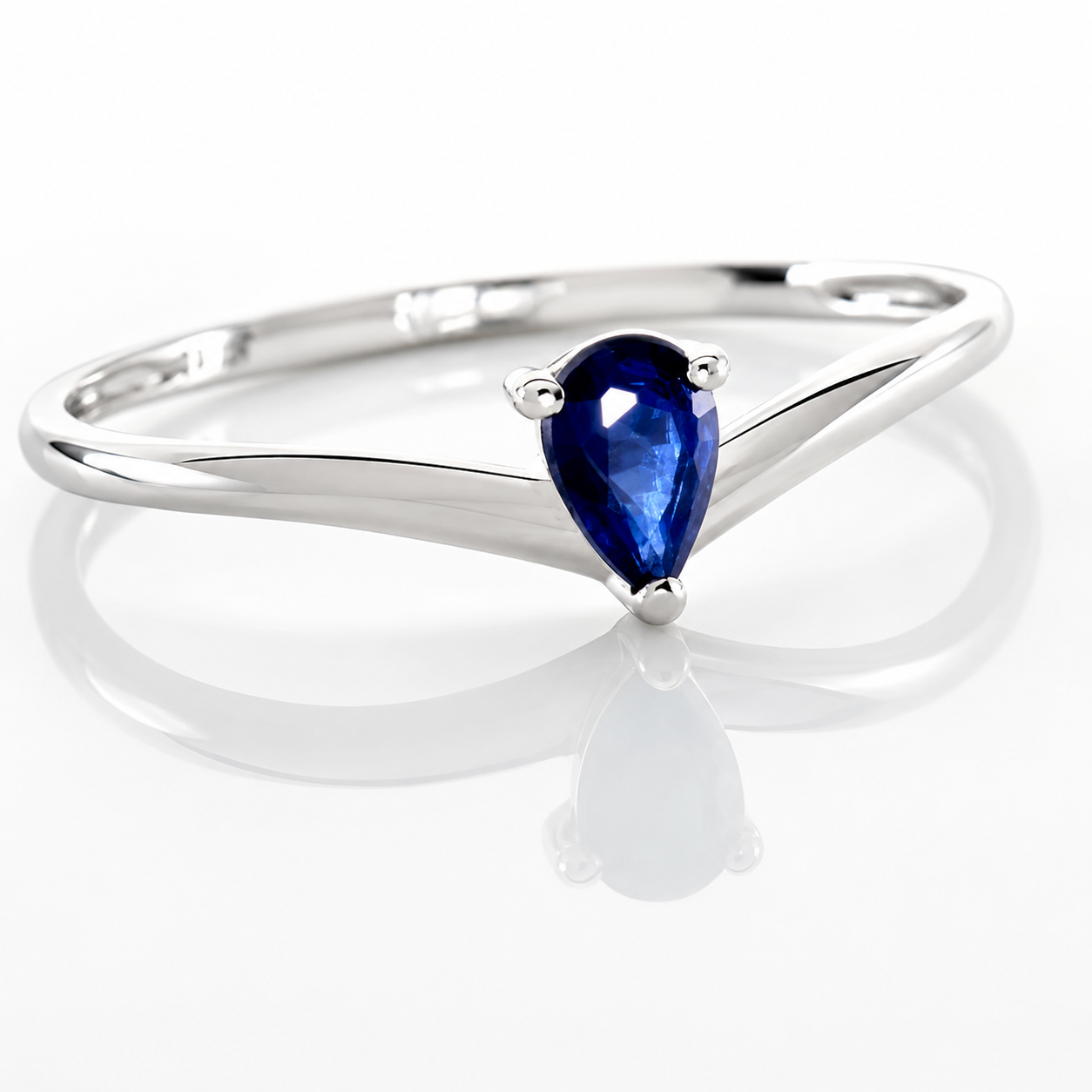 Anillo de oro blanco 18k con zafiro azul en forma de pera. 