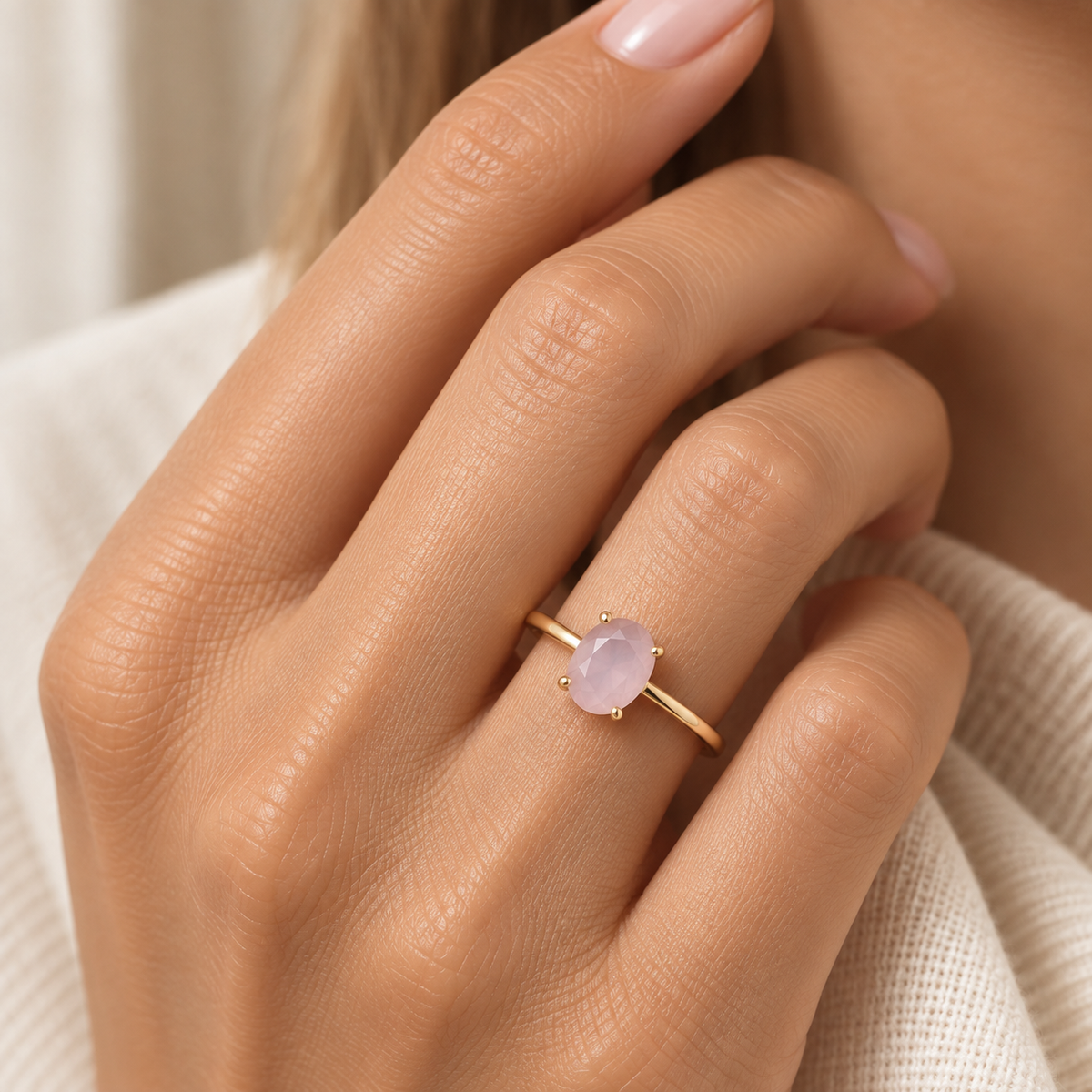 Anillo de oro amarillo 18k con cuarzo rosado natural. 