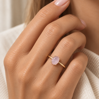 Anillo de oro amarillo 18k con cuarzo rosado natural. 