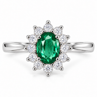Anillo de esmeralda natural ovalada con diamantes naturales en oro blanco 18k