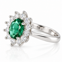 Anillo de esmeralda natural ovalada con diamantes naturales en oro blanco 18k