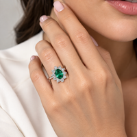 Anillo de esmeralda natural ovalada con diamantes naturales en oro blanco 18k