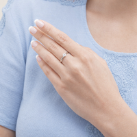 Anillo de compromiso en oro blanco con diamante redondo natural