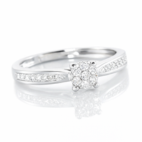 Anillo de compromiso de oro blanco con diamantes estilo pavé