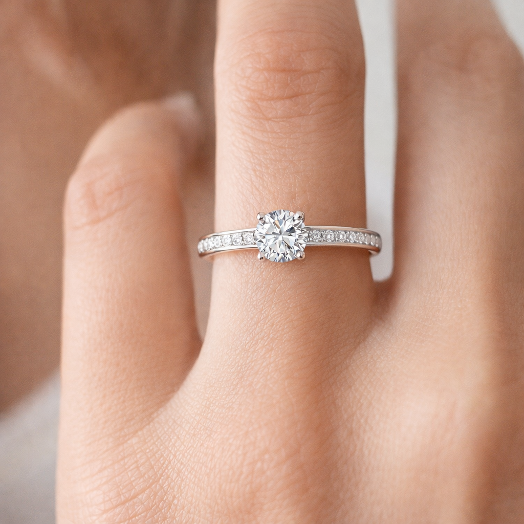 Anillo de compromiso en oro blanco con diamantes 