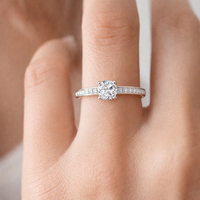 Anillo de compromiso en oro blanco con diamantes 