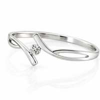 Anillo de compromiso diseño cruzado en oro blanco con diamante 
