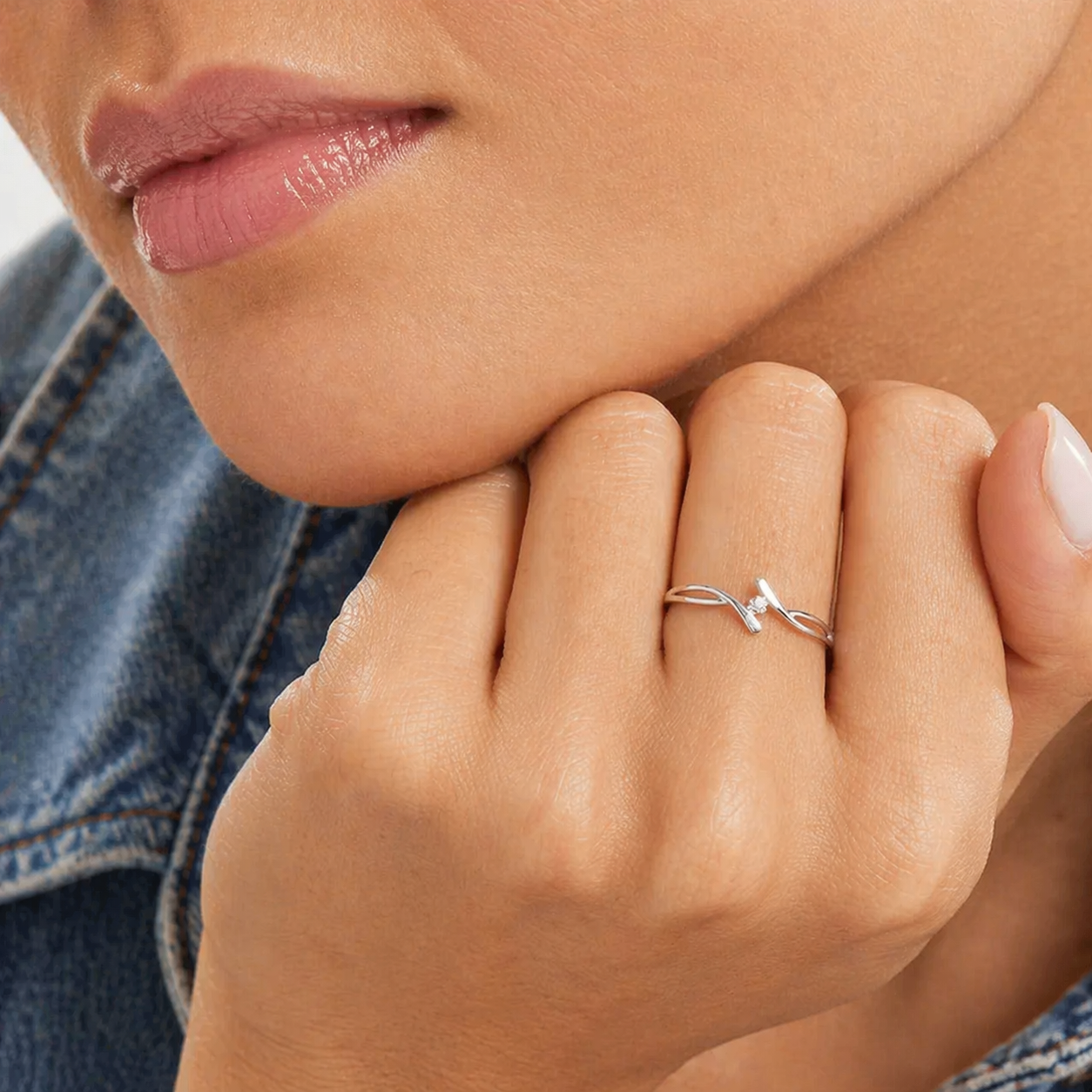 Anillo de compromiso diseño cruzado en oro blanco con diamante 