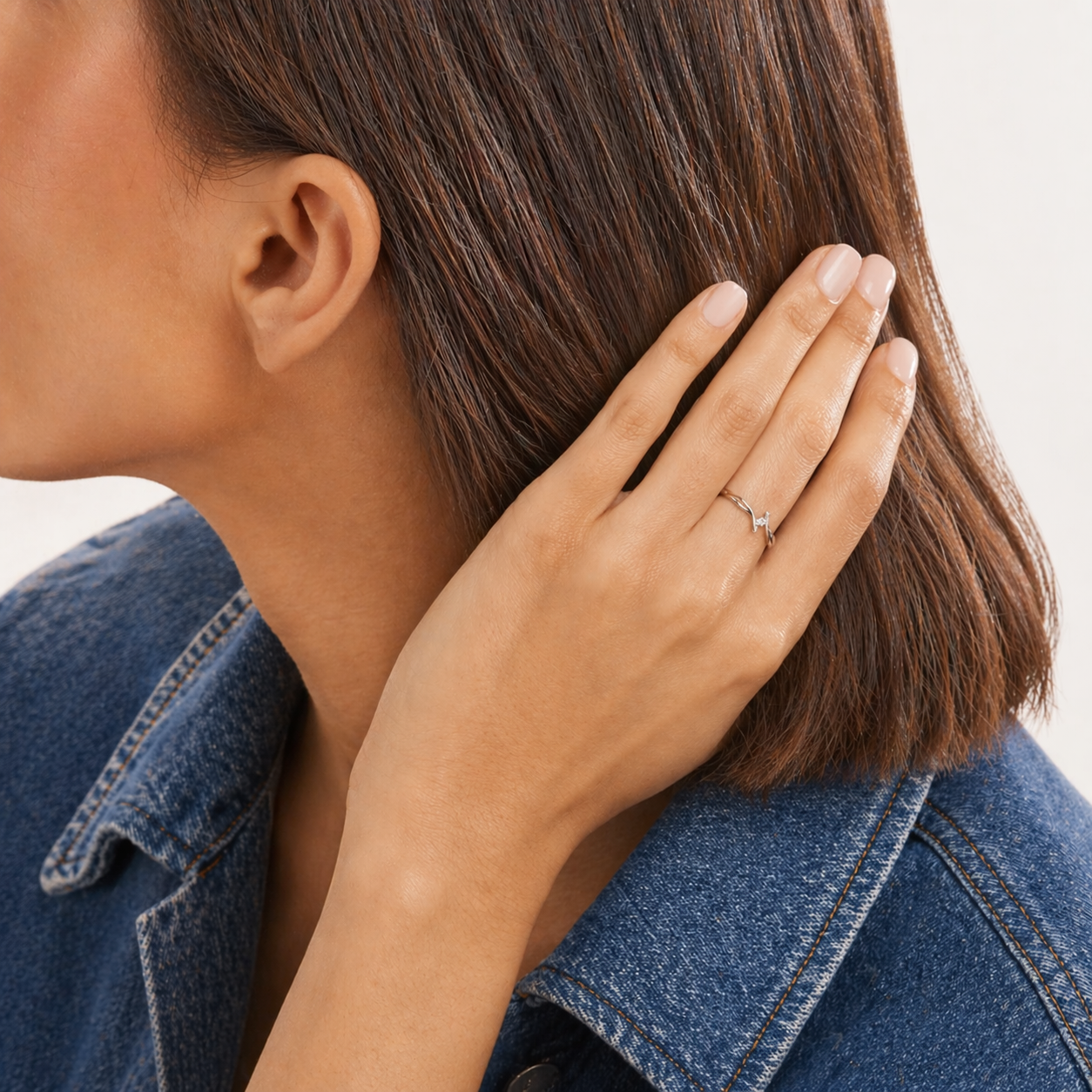 Anillo de compromiso diseño cruzado en oro blanco con diamante 