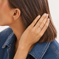 Anillo de compromiso diseño cruzado en oro blanco con diamante 