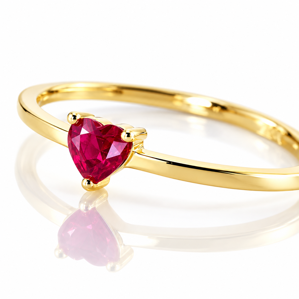 Anillo de oro amarillo 18k con un rubi natural en forma de corazón - Memphis