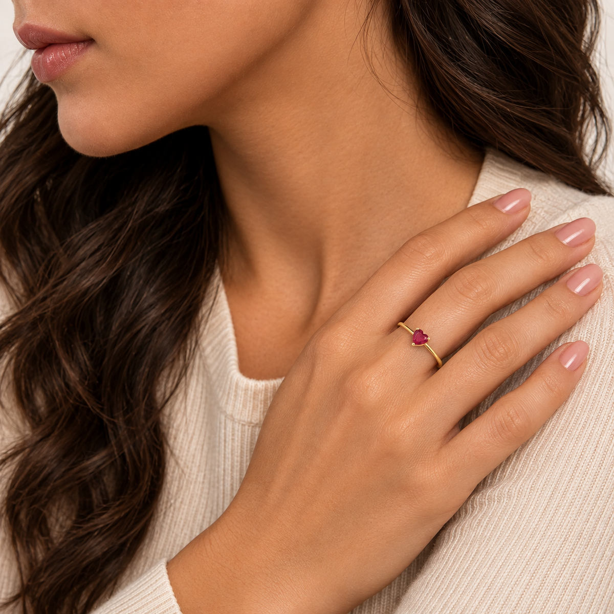 Anillo de oro amarillo 18k con un rubi natural en forma de corazón - Memphis