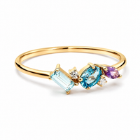 Anillo de oro amarillo 18k con amatista, topacio y aguamarina natural. 