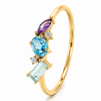 Anillo de oro amarillo 18k con amatista, topacio y aguamarina natural. 