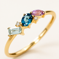 Anillo de oro amarillo 18k con amatista, topacio y aguamarina natural. 
