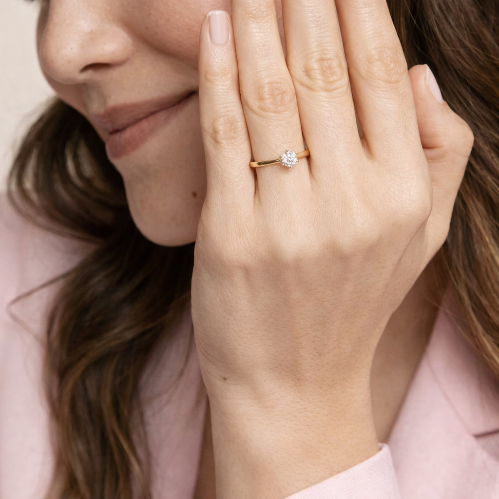 Anillo solitario en oro amarillo con diamante creado en laboratorio 