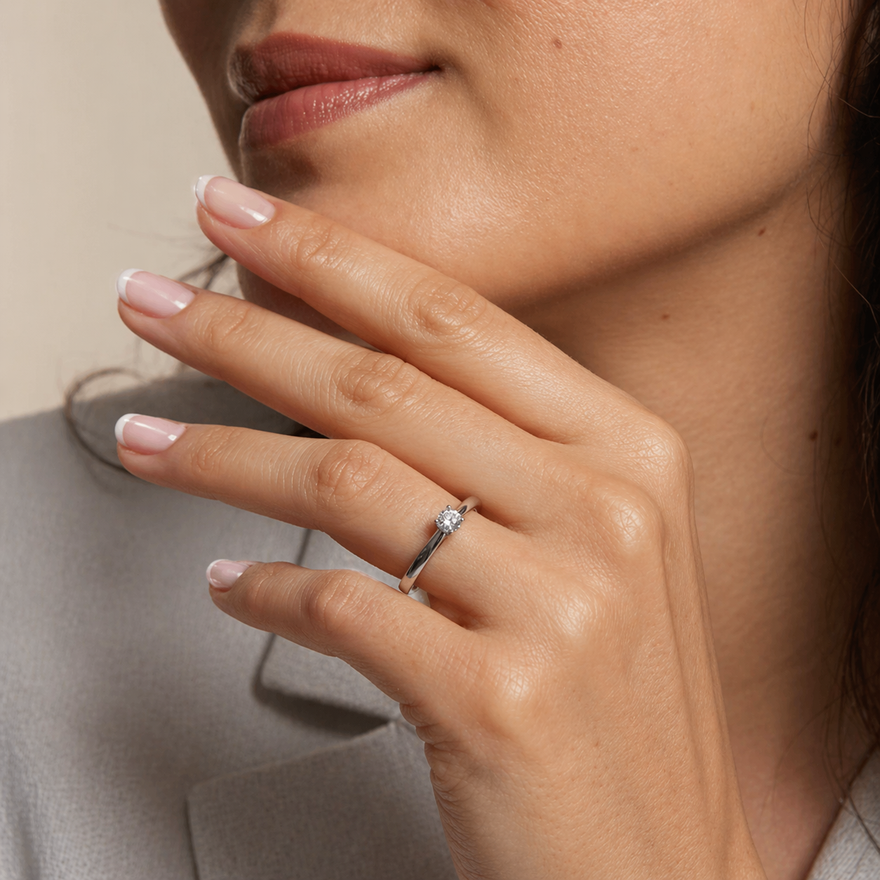 Anillo solitario con diamante redondo