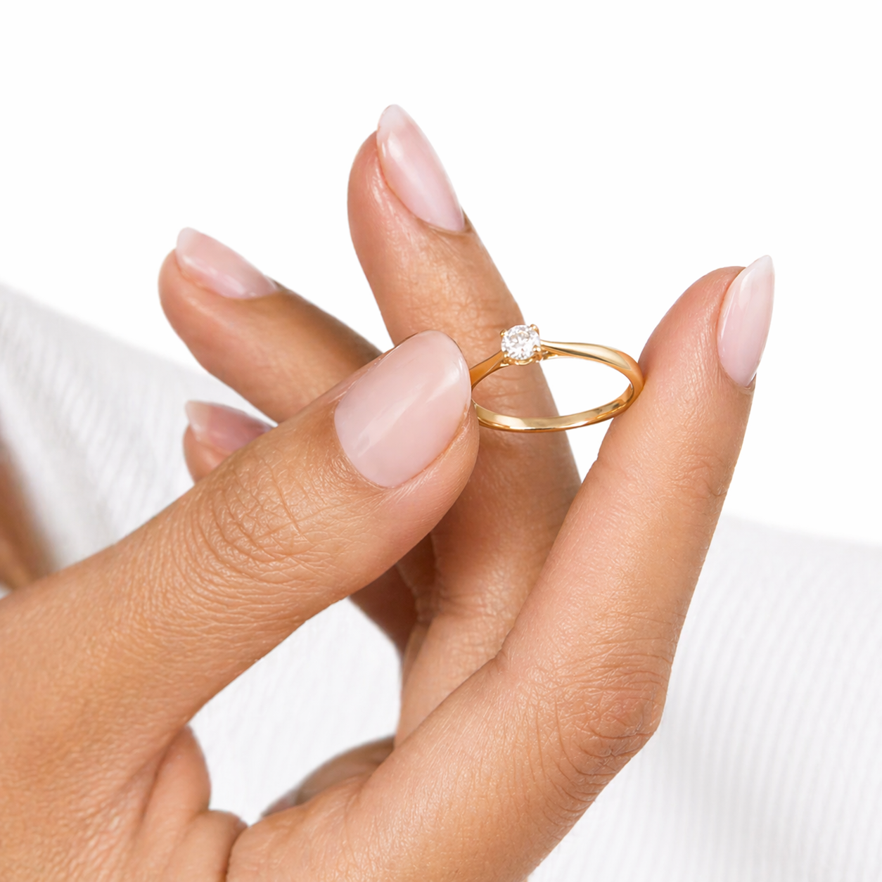 Anillo solitario de oro amarillo con diamante natural