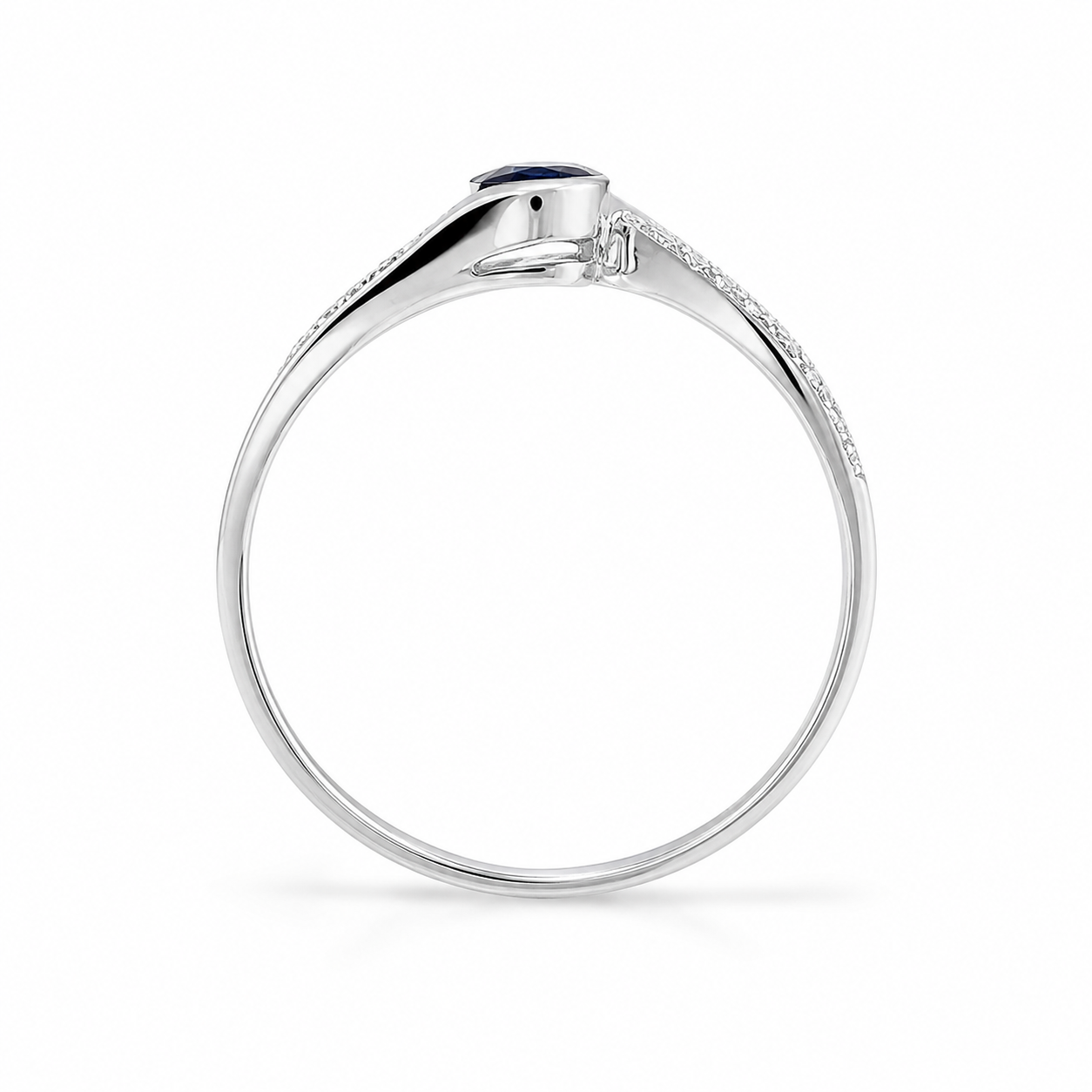 Anillo de zafiro azul en oro blanco con diamantes