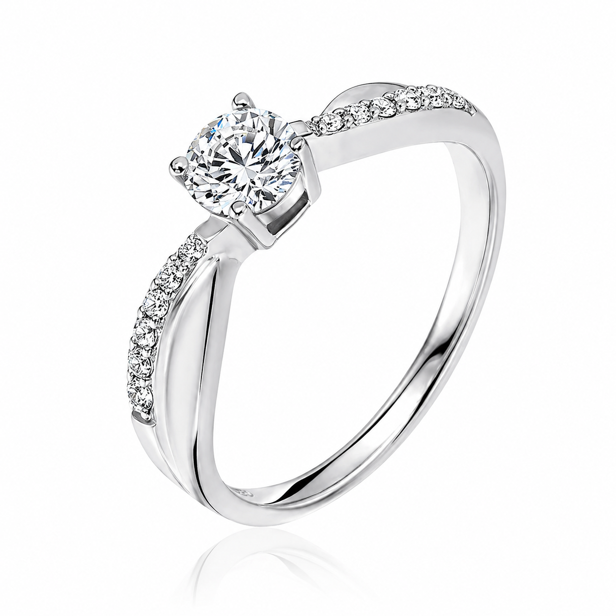 Anillo de compromiso con hombros entrelazados en oro blanco y diamante natural. 