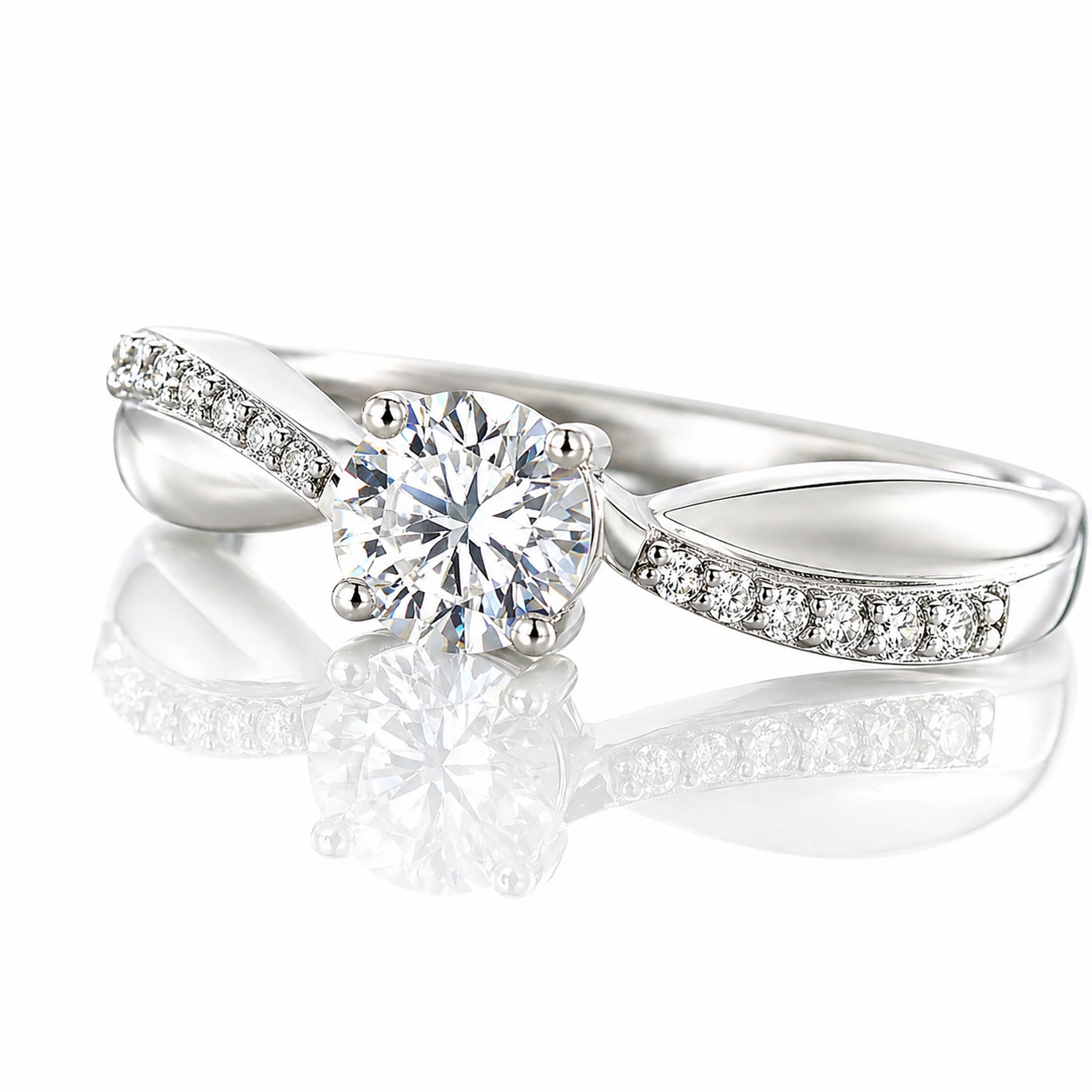 Anillo de compromiso con hombros entrelazados en oro blanco y diamante natural. 