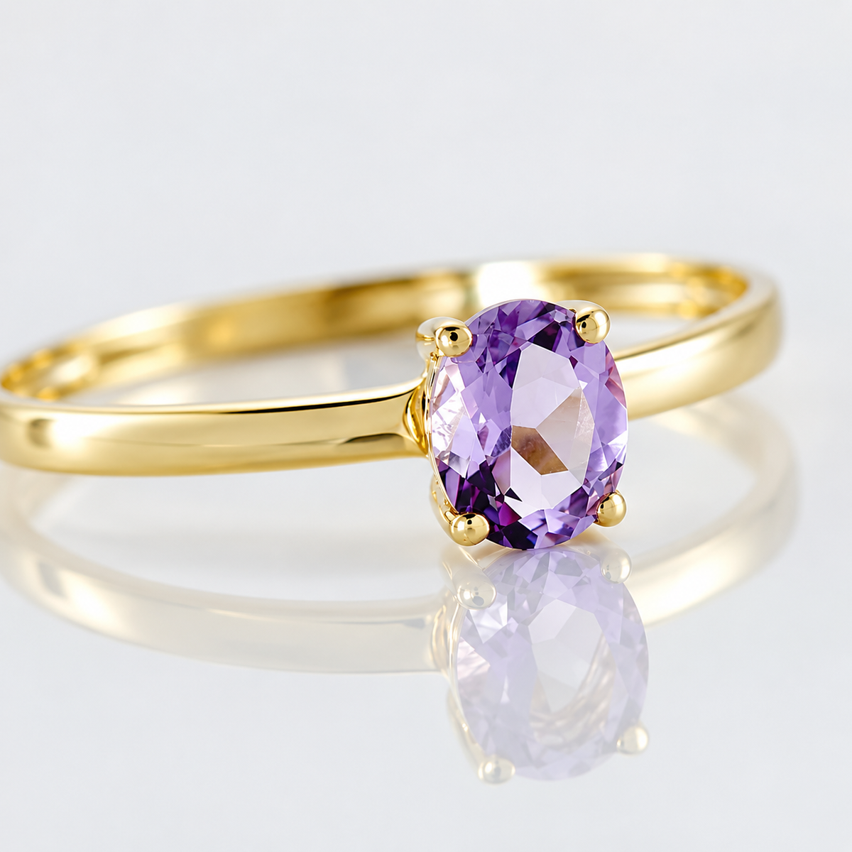 Anillo de oro amarillo 18k con amatista natural. 