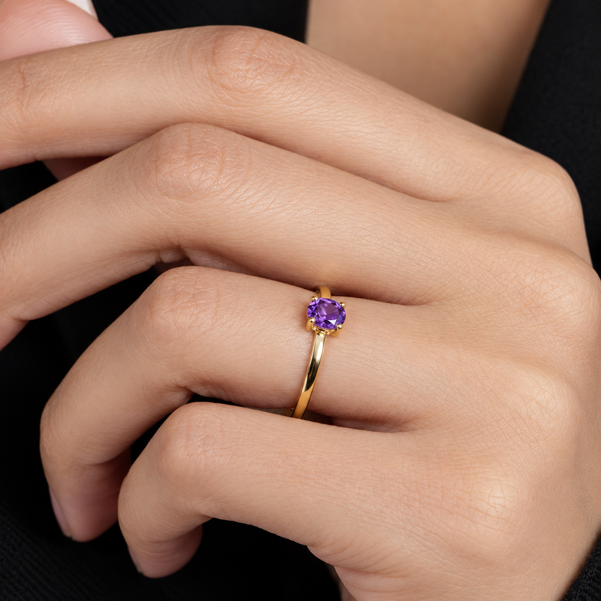 Anillo de oro amarillo 18k con amatista natural. 