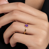 Anillo de oro amarillo 18k con amatista natural. 
