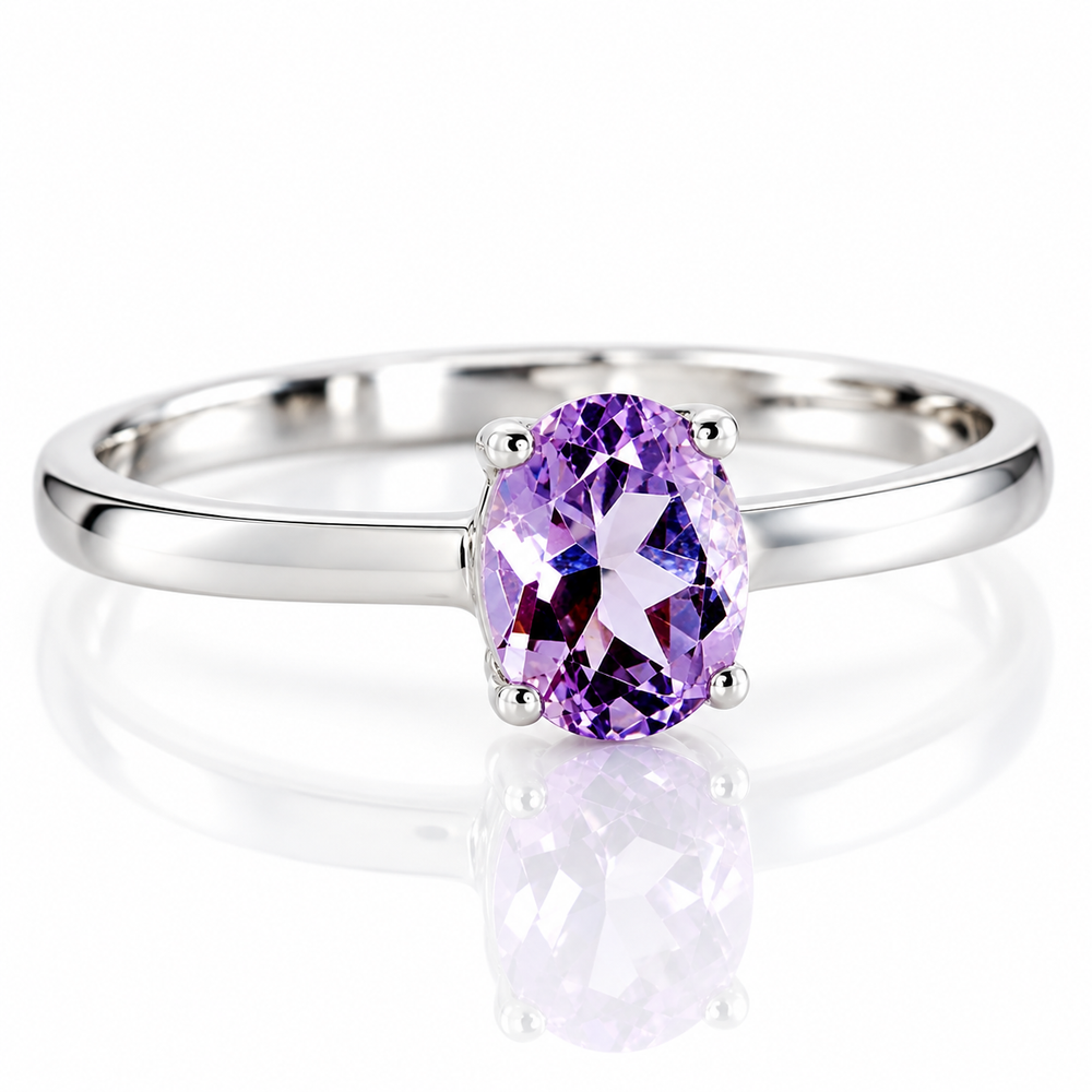 Anillo de oro blanco 18k con amatista natural ovalada. 