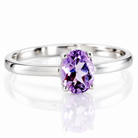 Anillo de oro blanco 18k con amatista natural ovalada. 