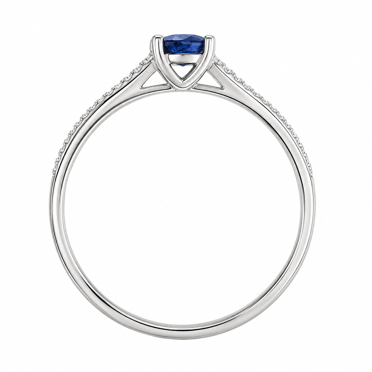 Anillo de compromiso con zafiro azul natural ovalado y diamantes naturales. 