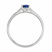 Anillo de compromiso con zafiro azul natural ovalado y diamantes naturales. 