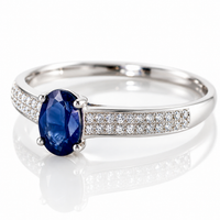 Anillo de compromiso con zafiro azul natural ovalado y diamantes naturales. 