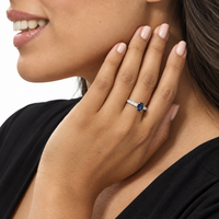 Anillo de compromiso con zafiro azul natural ovalado y diamantes naturales. 