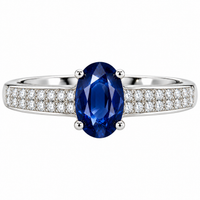 Anillo de compromiso con zafiro azul natural ovalado y diamantes naturales. 