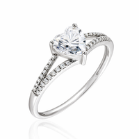Anillo con diamante de laboratorio de corazon