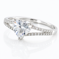 Anillo con diamante de laboratorio de corazon
