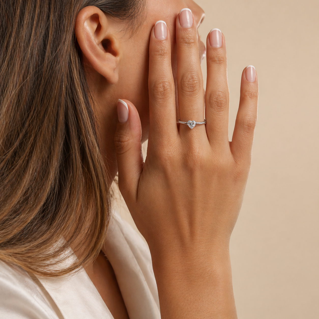 Anillo con diamante de laboratorio de corazon