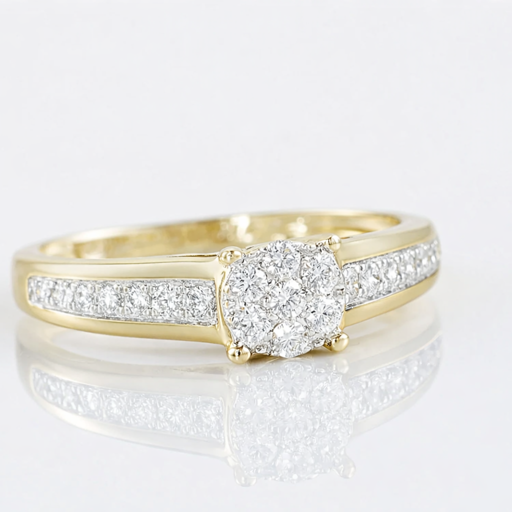 Anillo de oro amarillo con diamantes blancos 