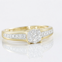 Anillo de oro amarillo con diamantes blancos 