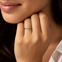 Anillo de oro amarillo 18k con topacio azul ovalado