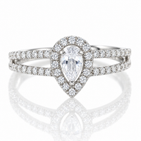 Anillo de compromiso con diamante en forma de pera en oro blanco 18k. 